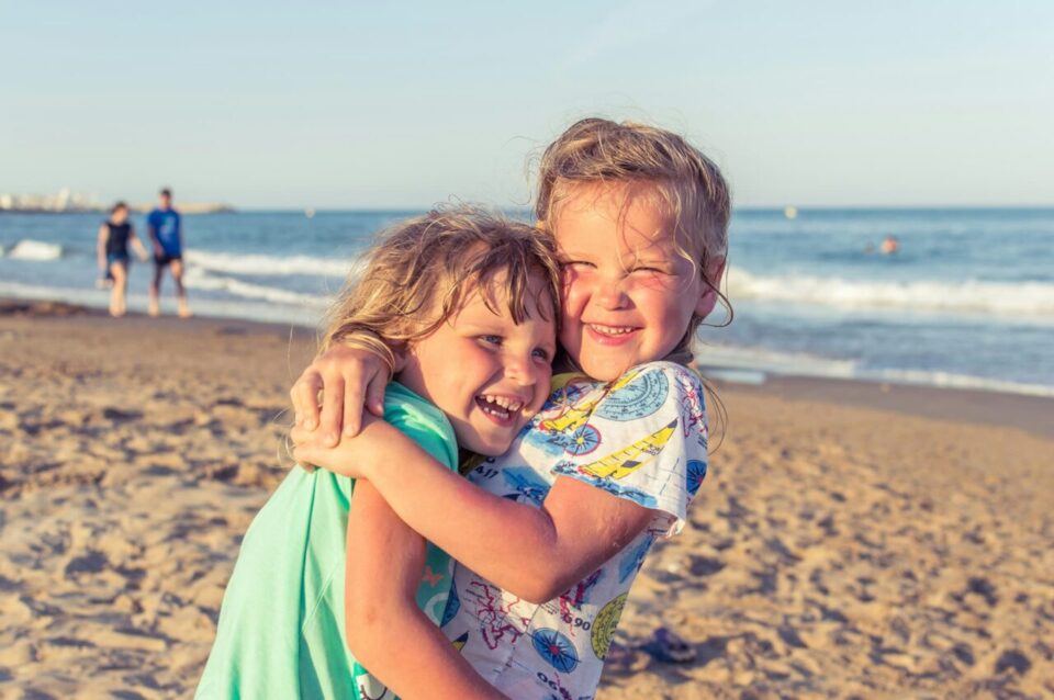 bambini felici in vacanza sulla spiaggia di Lacona all'Isola d'Elba