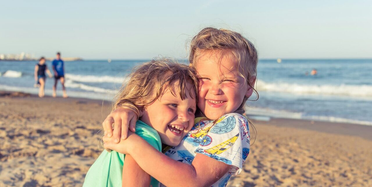 bambini felici in vacanza sulla spiaggia di Lacona all'Isola d'Elba